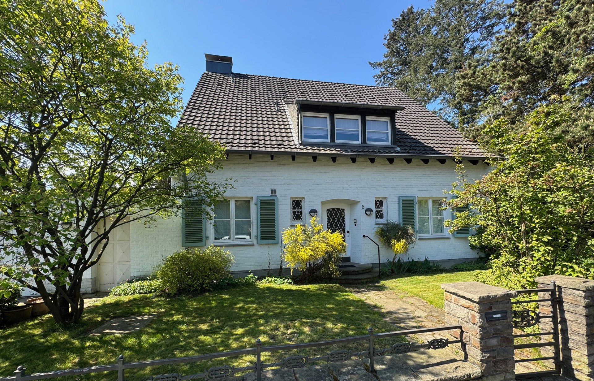 Wohlfühl-Idylle in Angermund: Zauberhaftes EFH! Umlaufendes Gartenrefugium mit altem Baumbestand!