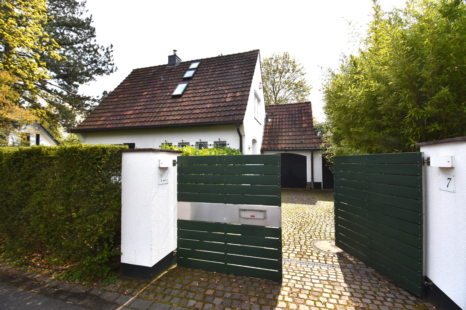 Wohlfühl-Idylle in Angermund: Zauberhaftes EFH! Umlaufendes Gartenrefugium mit altem Baumbestand!